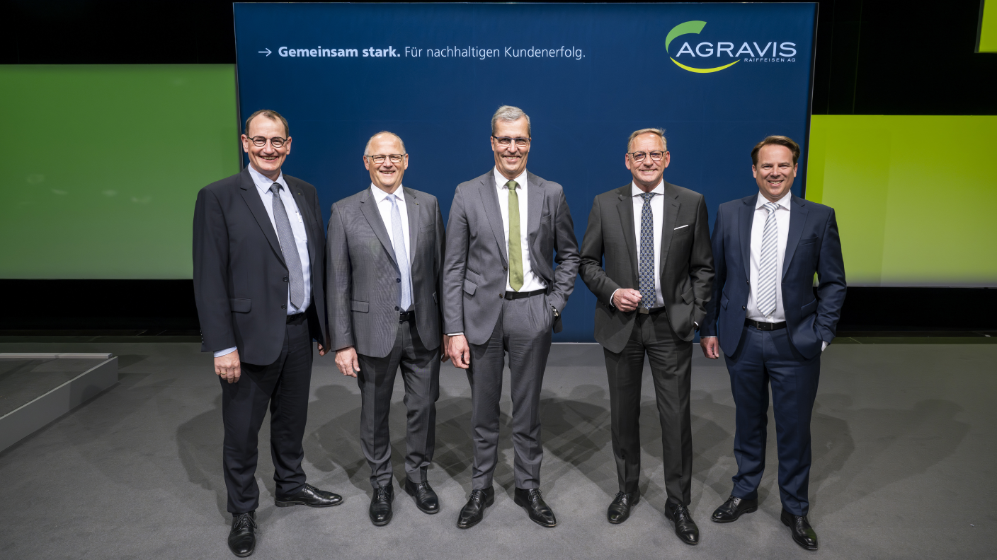 Der AGRAVIS-Vorstand und Aufsichtsratsvorsitzende in der Reihe aufgestellt für ein Gruppenfoto