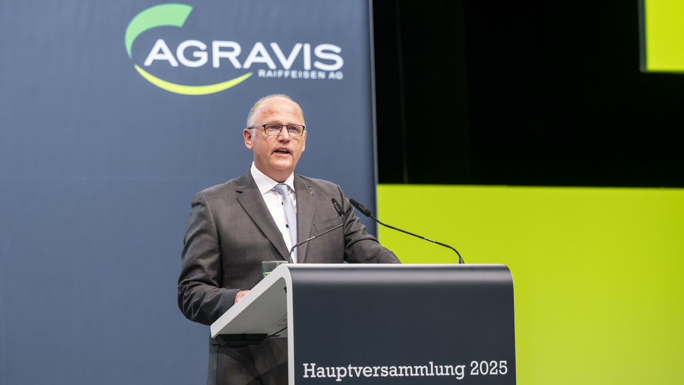 Finanzvorstand Hermann Hesseler spricht am Podium