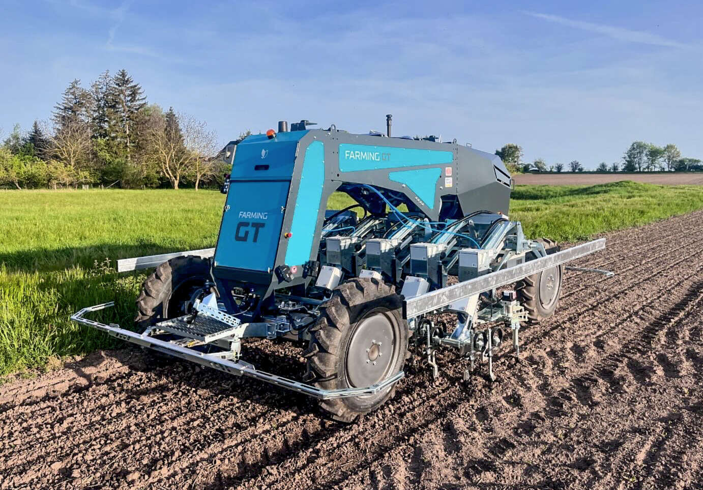 Feldroboter Farming GT im Einsatz auf dem Acker. 