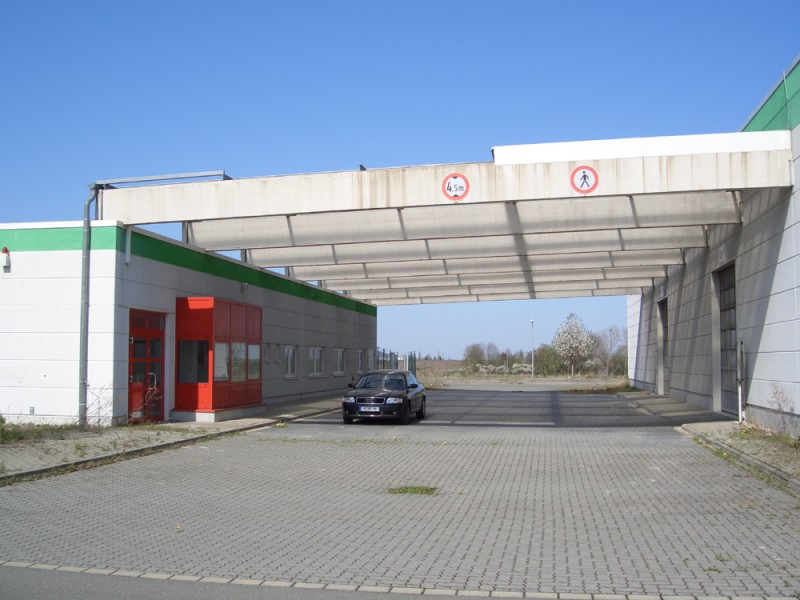 Überdachte Anlieferzone mit Zufahrt und Bürotrakt.