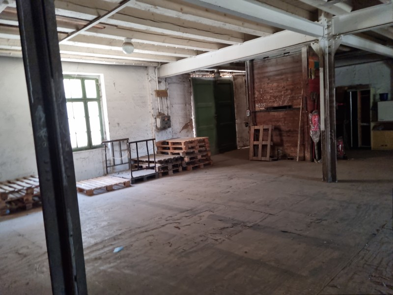 Lagerhalle im Industrie-Look – ideal für Lagerung, Werkstatt oder kreative Nutzung.