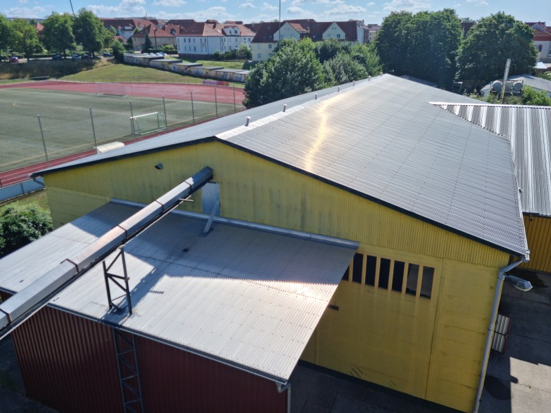 Geräumige Industriehalle mit guter Anbindung – ideal für Produktion, Lager oder Gewerbe. Zentrale La