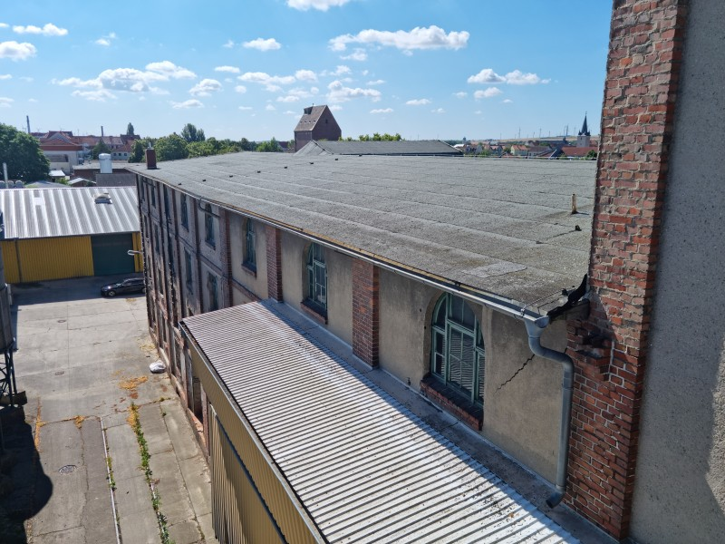 Solides Industriegebäude mit großem Hof