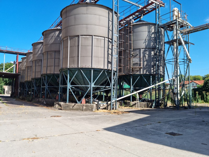 Industrieanlage mit Silos und Fördertechnik