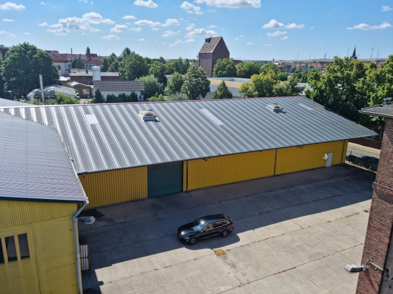 Moderne Gewerbehalle mit großem Vorplatz
