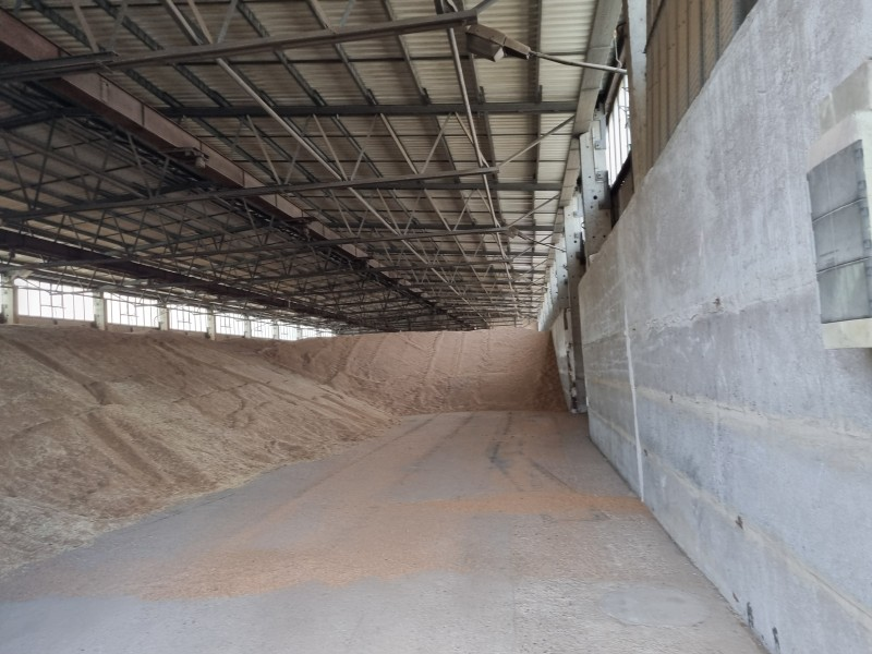 Geräumige Schüttgut-Halle mit hoher Traglast.