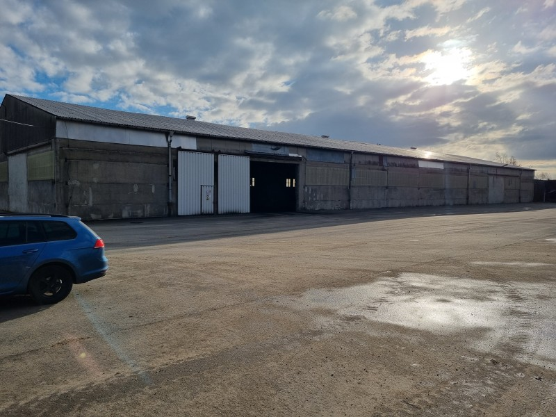 Große Lagerhalle mit breitem Zufahrtsbereich – ideal für Lkw-Anlieferung, Logistik oder Industriepro