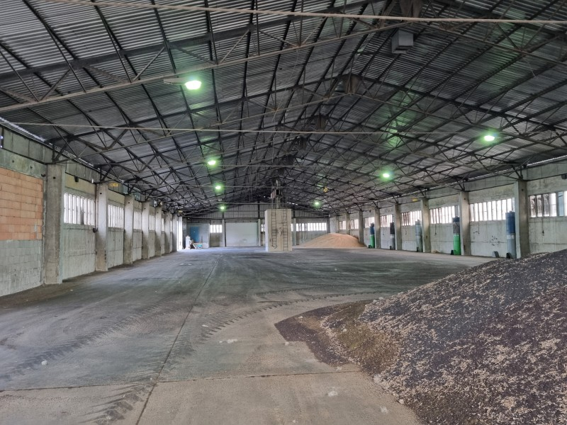Helle und geräumige Industriehalle mit Schüttgutlager und stabiler Bausubstanz.