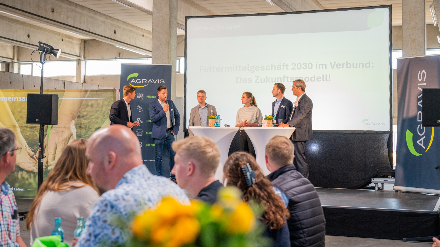 Vortragsraum mit Podium und Gästen