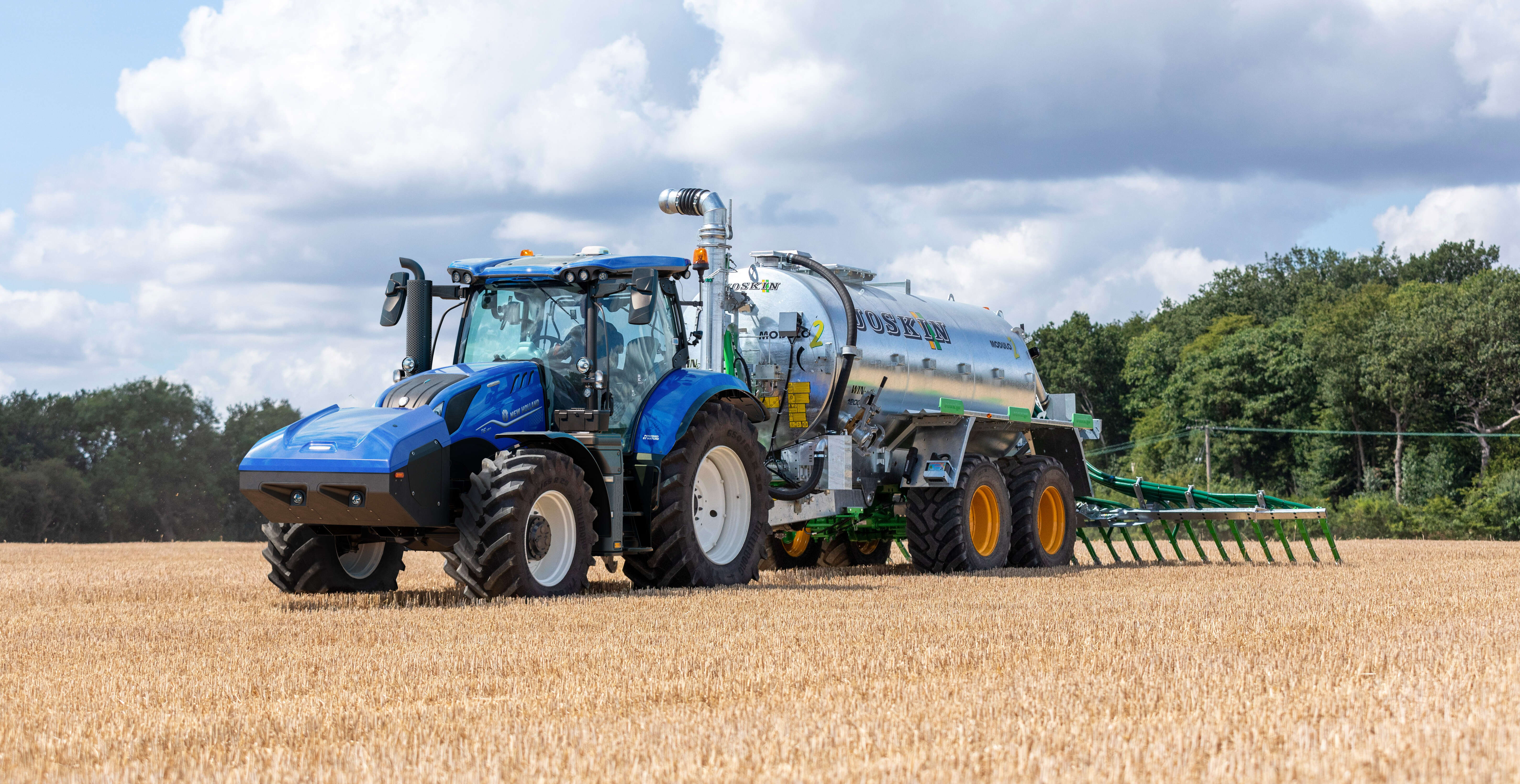 Methan-Schlepper von New Holland fährt über Feld