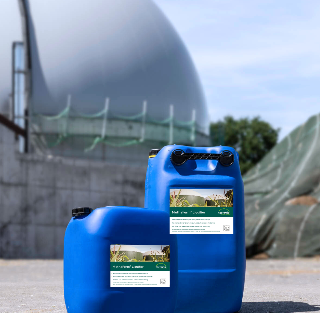 Zwei Container mit Enzymen vor einer Biogasanlage.
