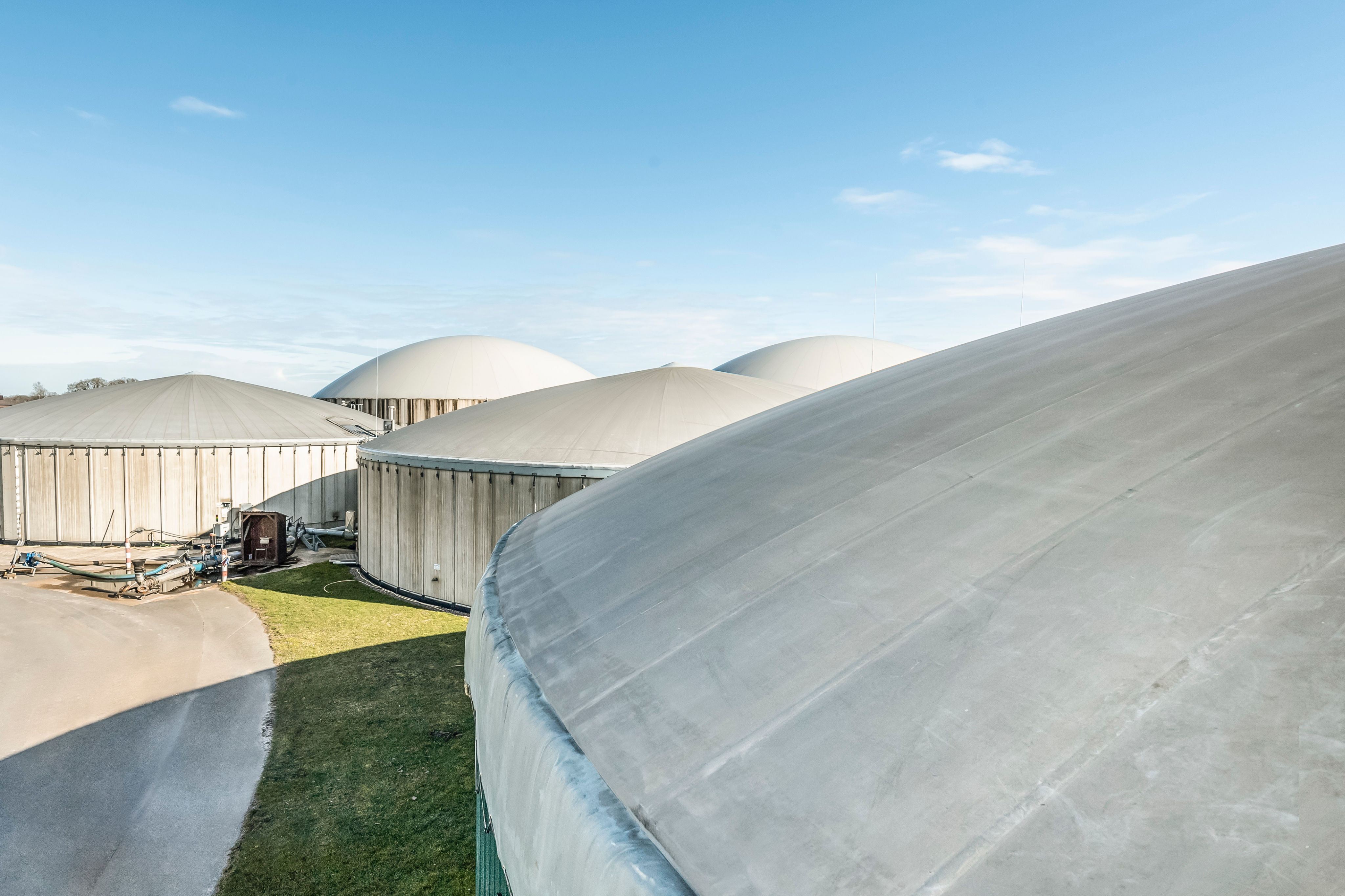 Eine Biogasanlage über das Dach eines Fermenters fotografiert.