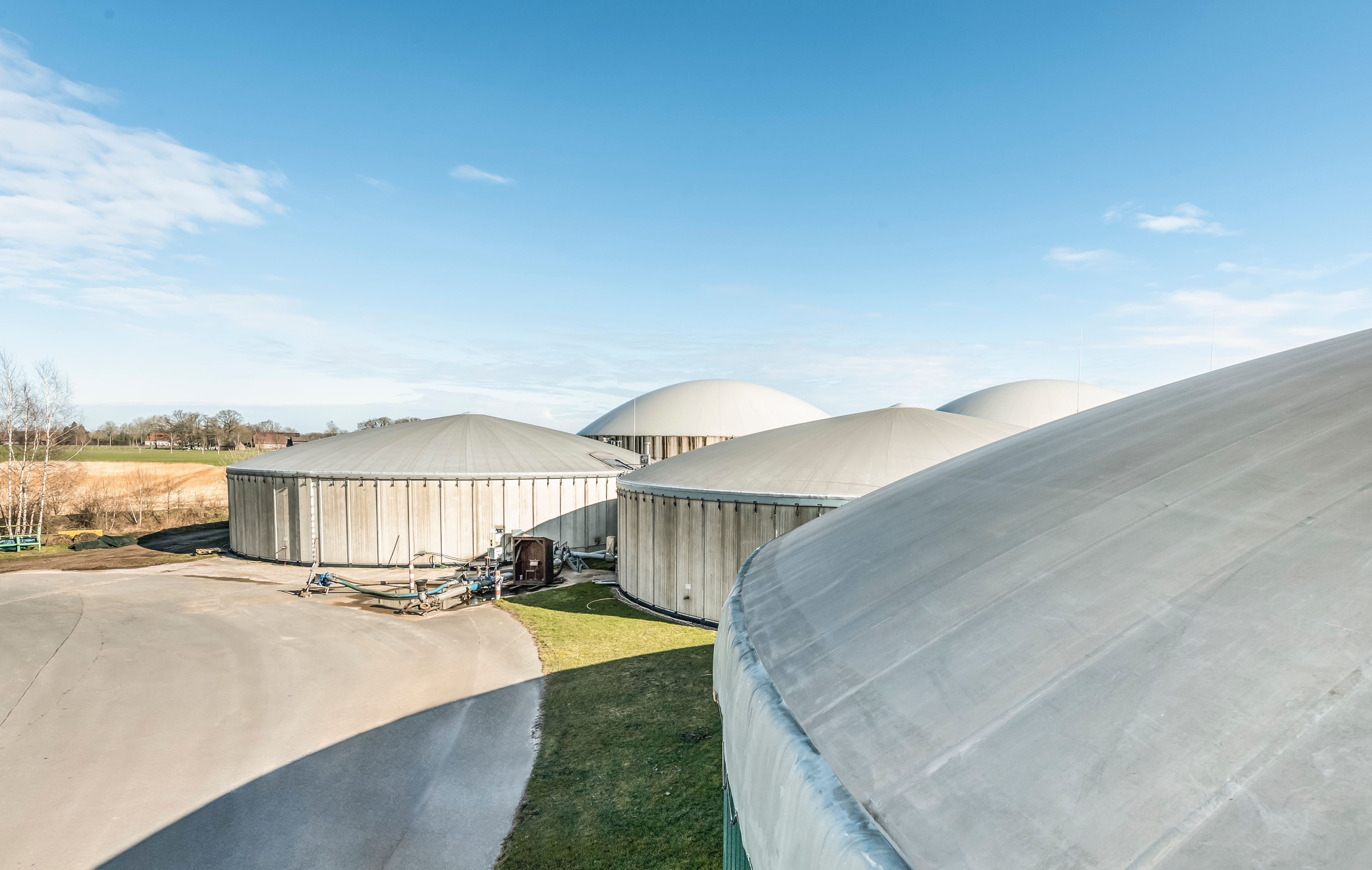 Eine Biogasanlage über das Dach eines Fermenters fotografiert.