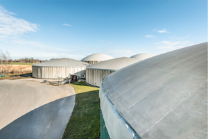Eine Biogasanlage über das Dach eines Fermenters fotografiert.