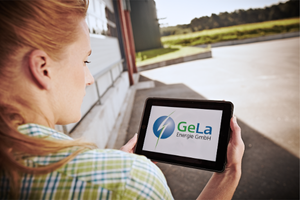 Eine Frau hält ein Tablet. Auf dem Tablet ist das Gela Logo zu sehen.