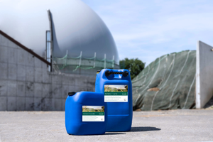 Zwei Container mit Enzymen vor einer Biogasanlage.