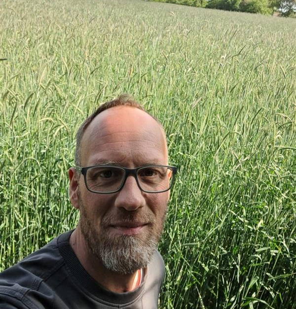 Hendrick Schuckmann vor einem Maisfeld.