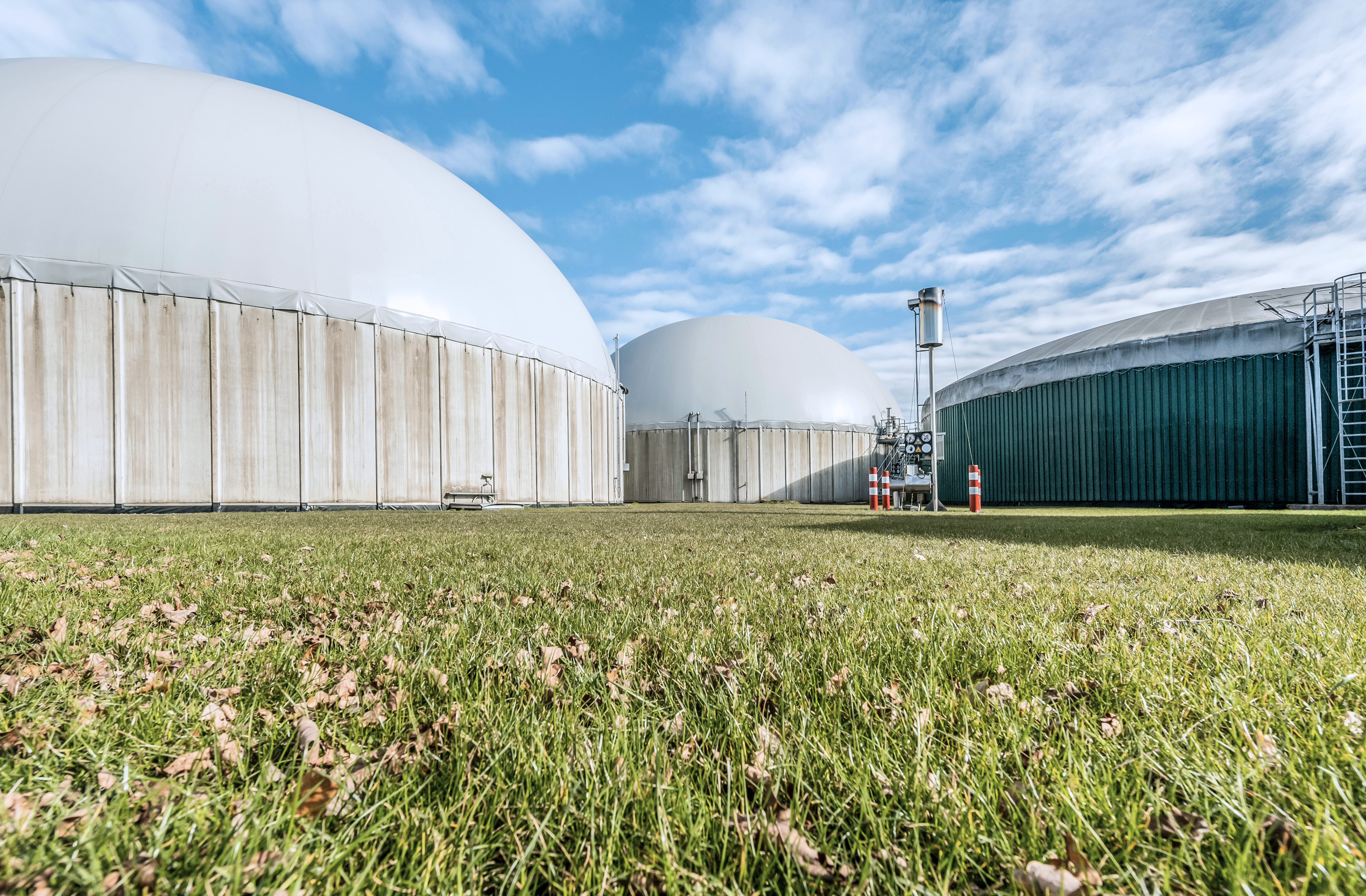 Eine Biogasanlage mit zwei Fermentern. Im Vordergrund ist eine Rasenfläche.