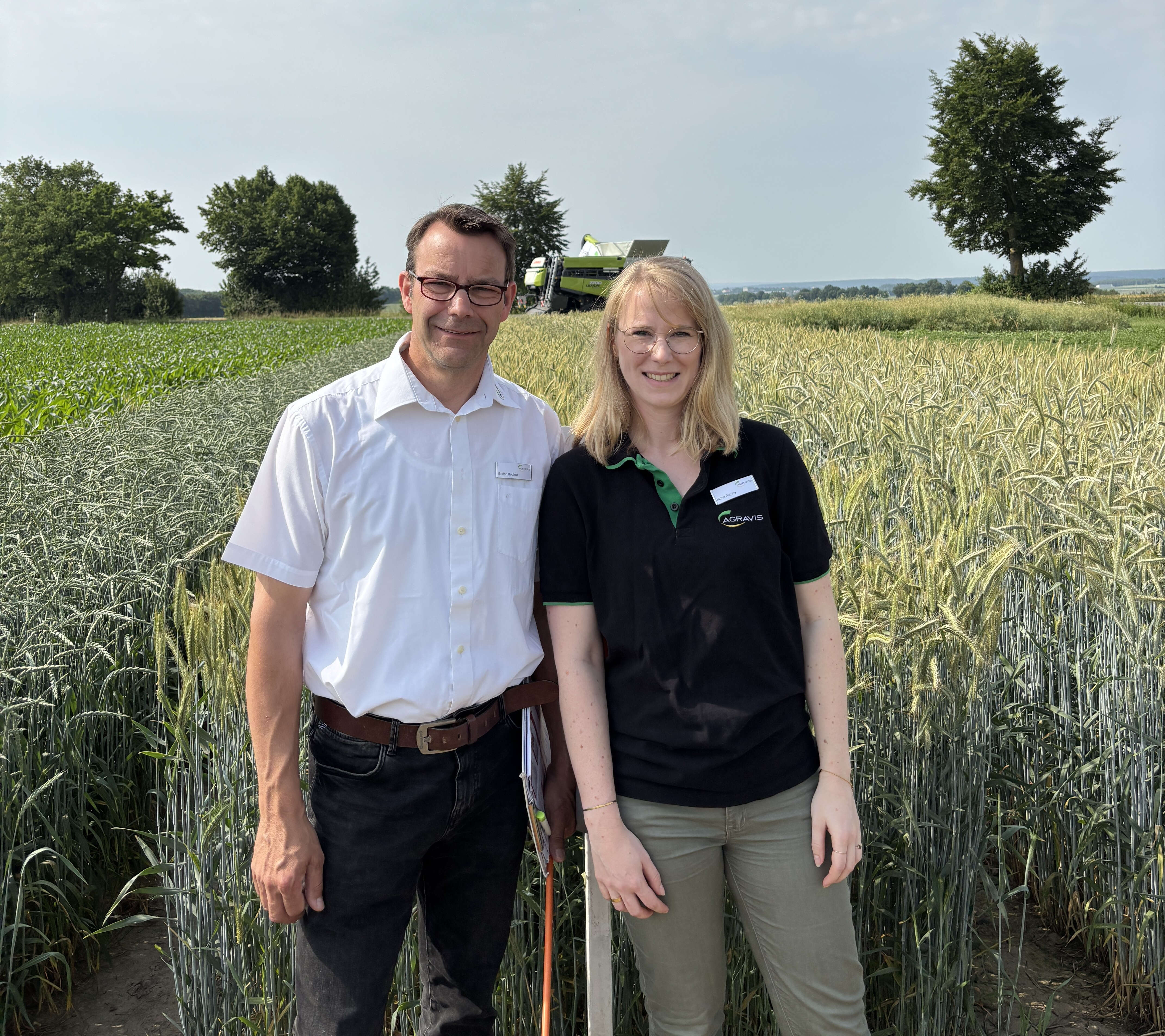 Stefan Bobbert und Janna Riering von der AGRAVIS vor Getreidefeld