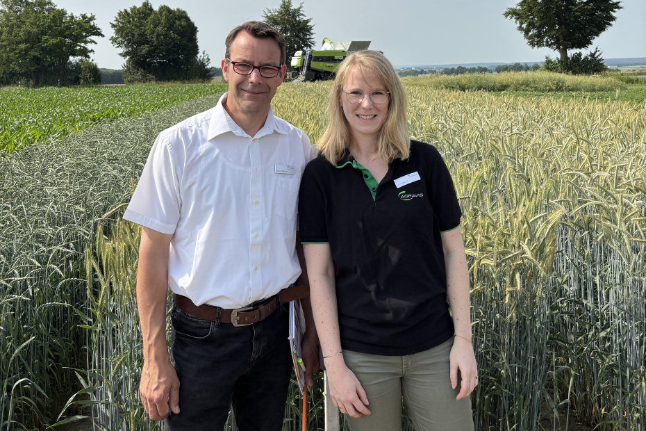 Stefan Bobbert und Janna Riering von der AGRAVIS vor Getreidefeld