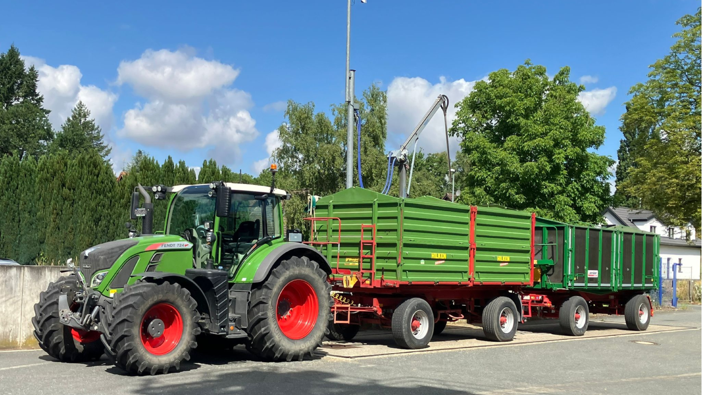 Fendt mit zwei Hängern Getreide zur Ernte am Standort Warmen