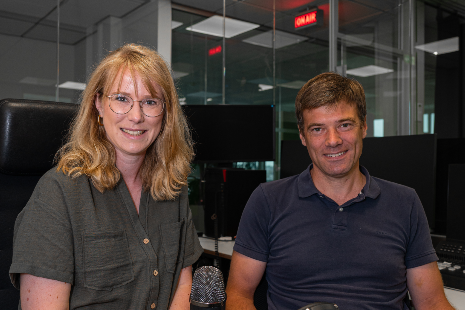Podcast-Moderatorin Janna Riering und Gast Jochen Quante m Aufnahmestudio