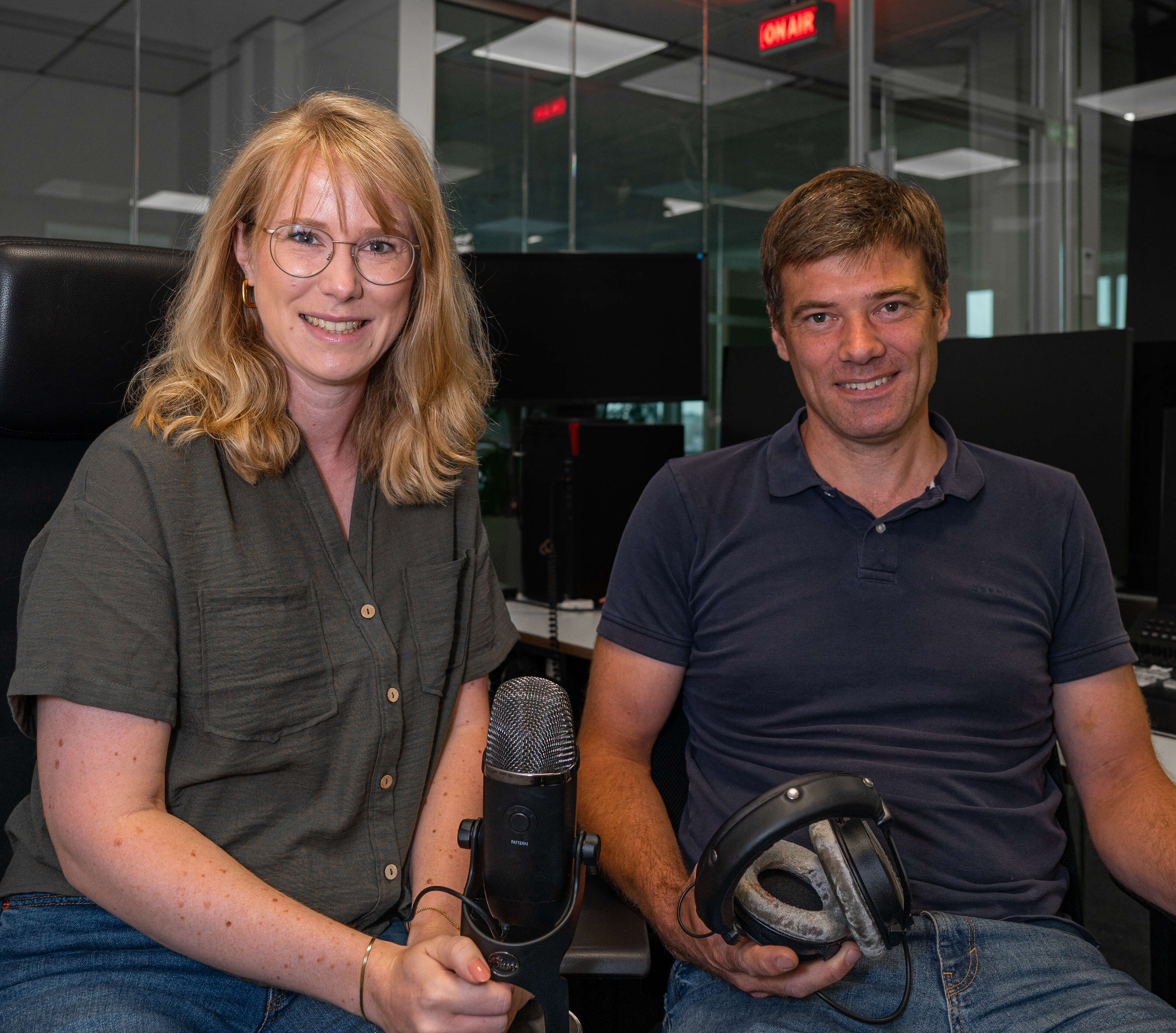 Podcast-Moderatorin Janna Riering und Gast Jochen Quante m Aufnahmestudio