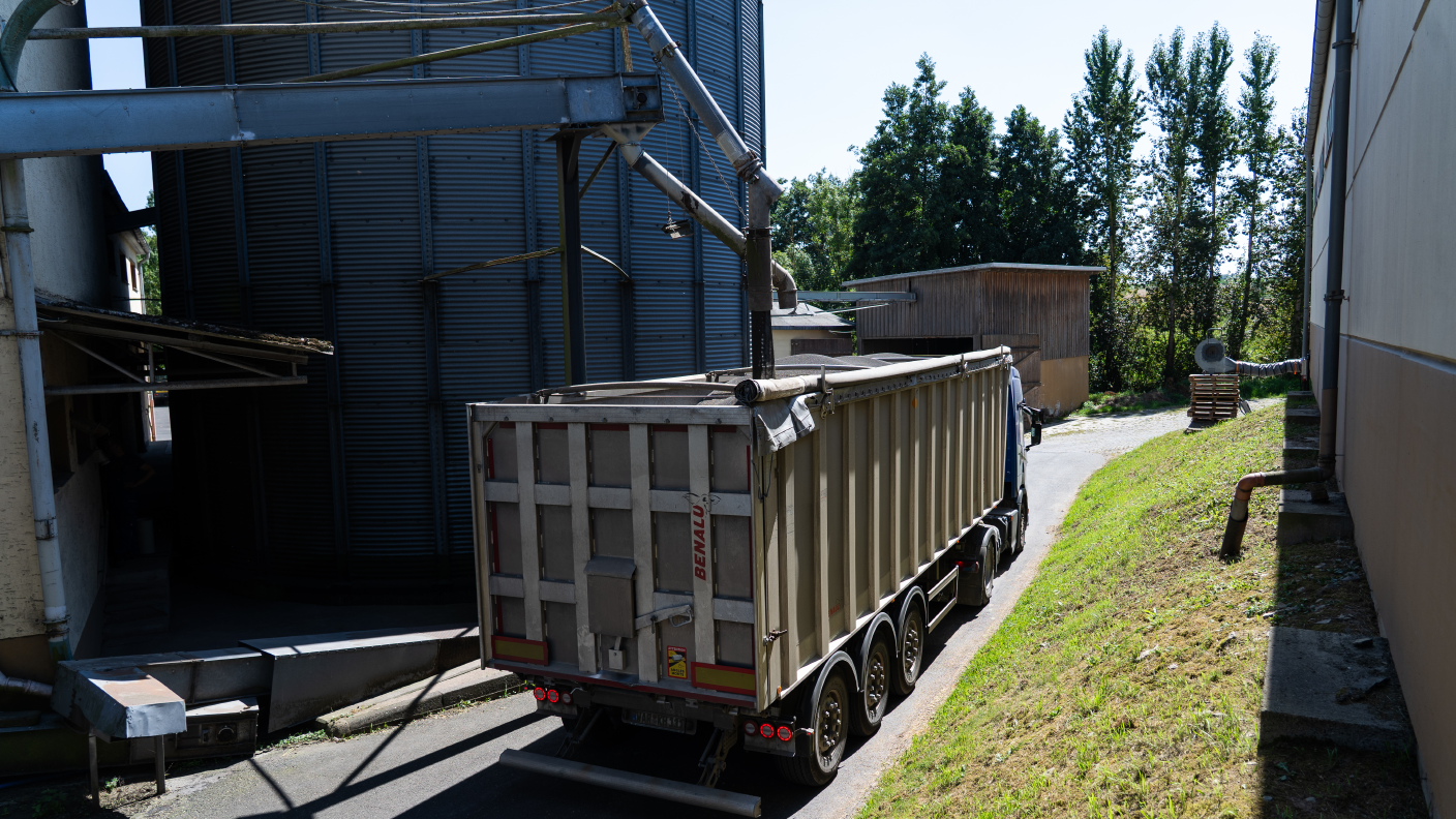 Lkw holt Getreide ab