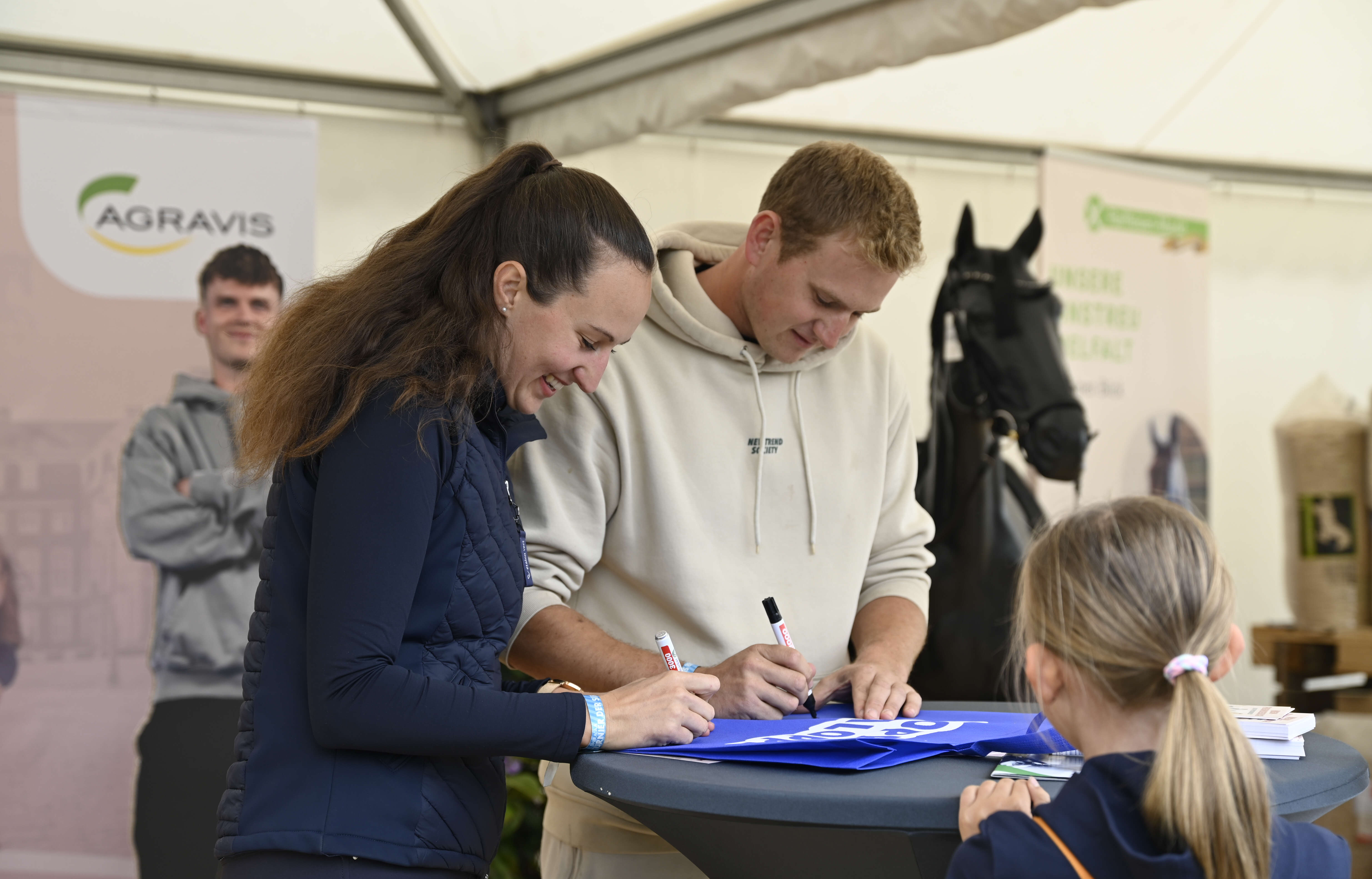 Lisa und Matthes Röckener geben eine Autogrammstunde am AGRAVIS-Stand.