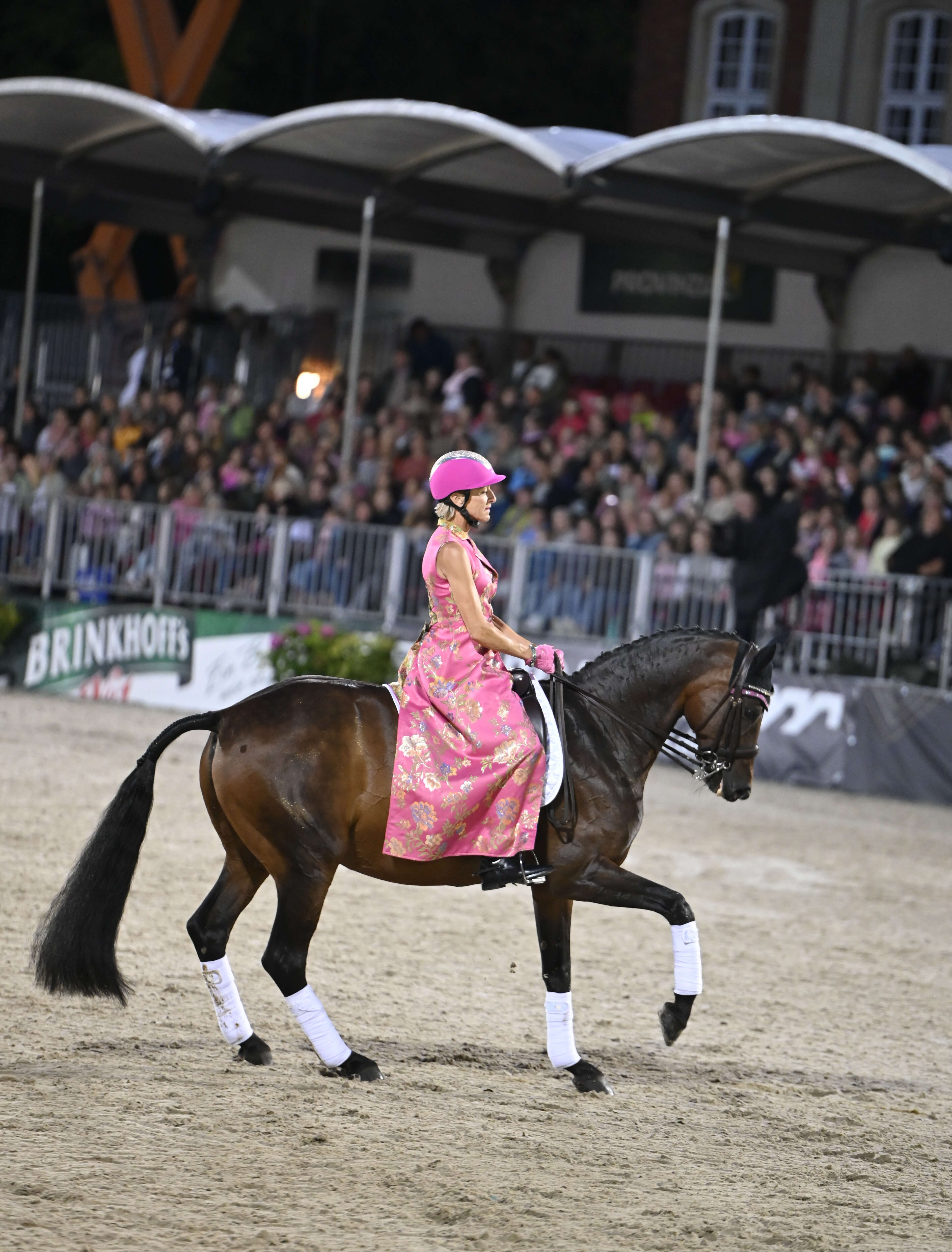 Ingrid Klimke reitet beim Showabend in einem pinken Kostüm.