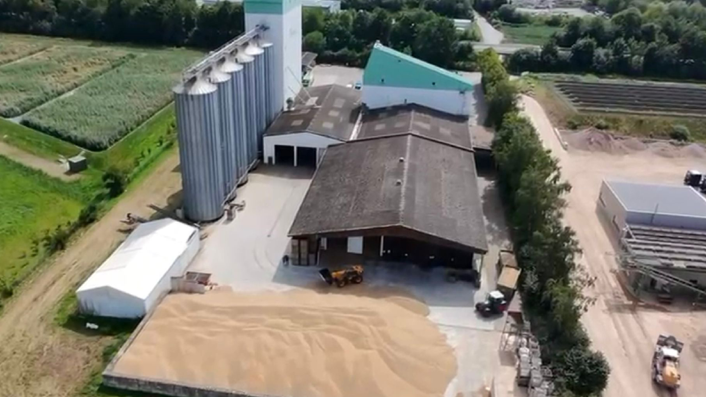 Getreidelager-Standort der AGRAVIS mit gelagertem Korn und Hallen von oben