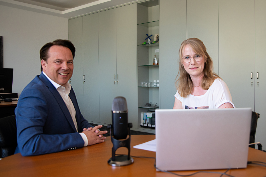 Frau mit Kopfhörern auf Feld, darüber die Aufschrift "Ackern und Ernten - Dein AGRAVIS Podcast"