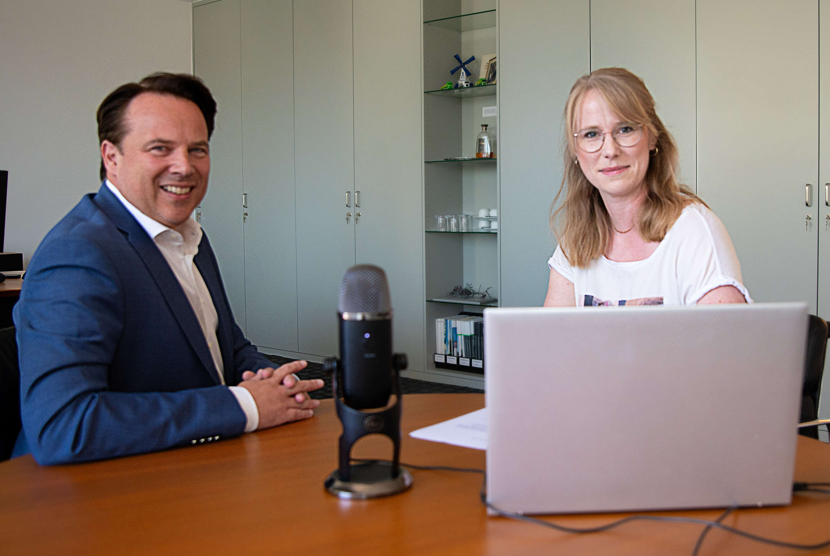 Jan Heinecke und Moderatorin Janna Riering sprechen im Podcast Ackern und Ernten. 