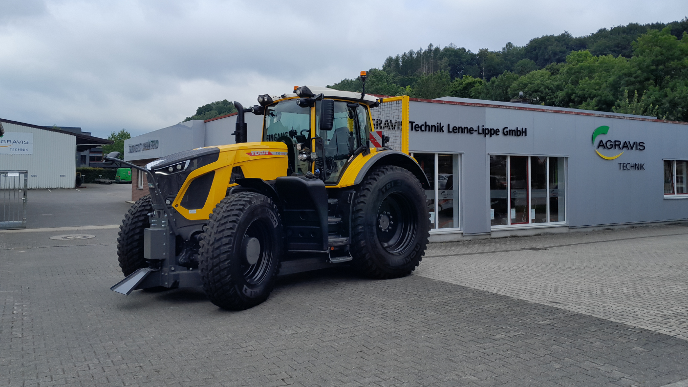 Gelber Fendt-Traktor vor AGRAVIS Technik Gebäude