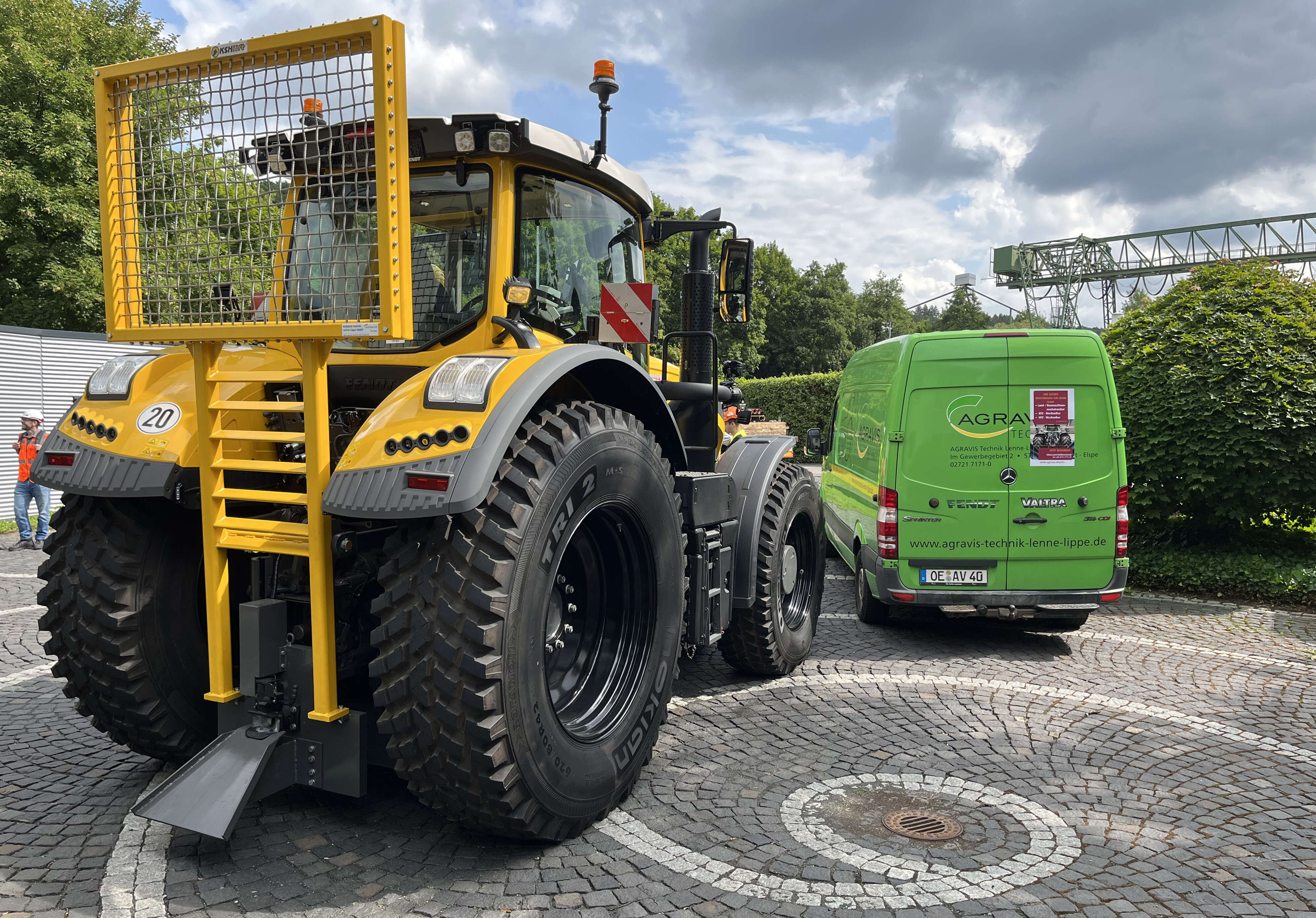 Heckansicht Fendt-Traktor neben grünem AGRAVIS Transporter