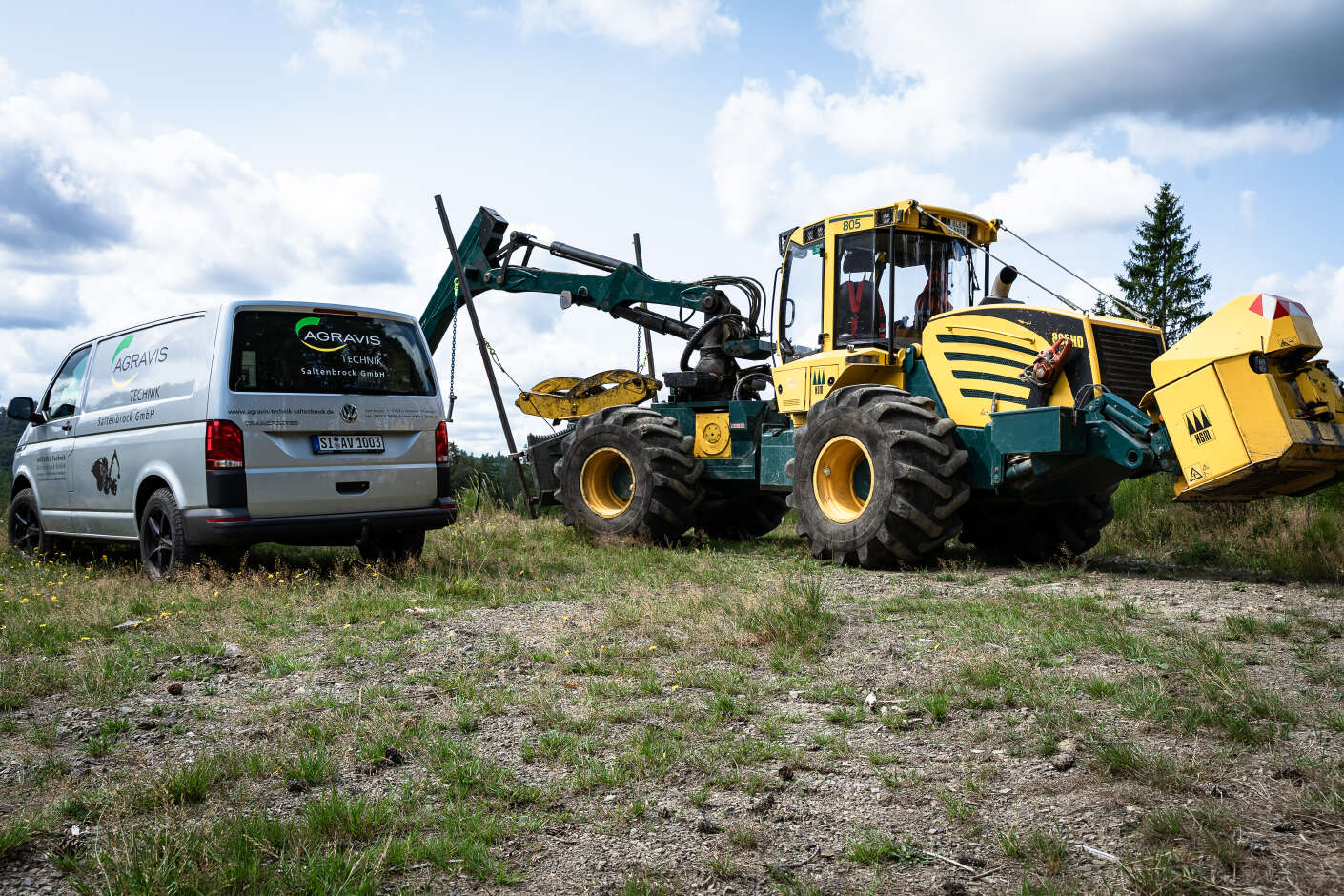AGRAVIS Servicefahrzeug neben einem Forsttraktor im Einsatz auf einer Waldfläche