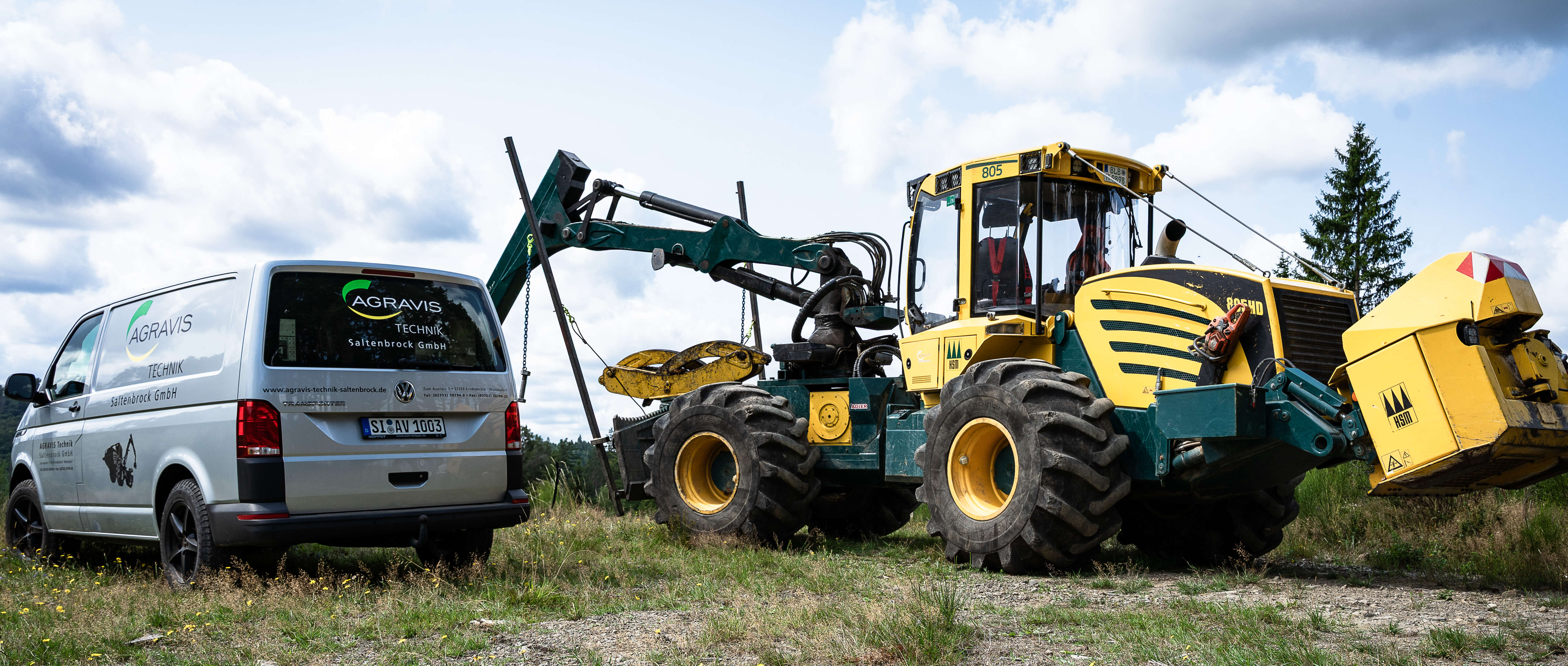 AGRAVIS Servicefahrzeug neben einem Forsttraktor im Einsatz auf einer Waldfläche