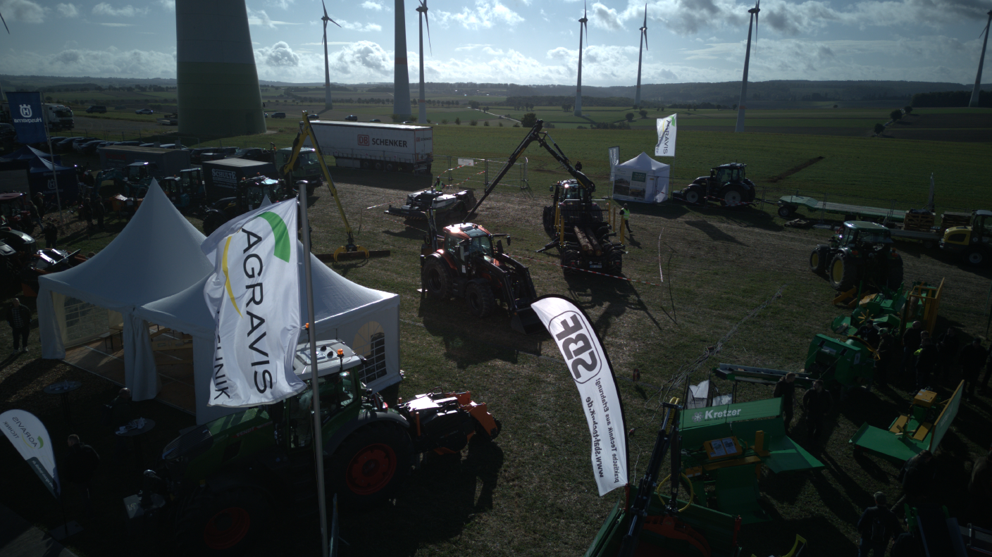 Landtechnik-Ausstellung mit AGRAVIS-Zelt und Traktoren im Freigelände.
