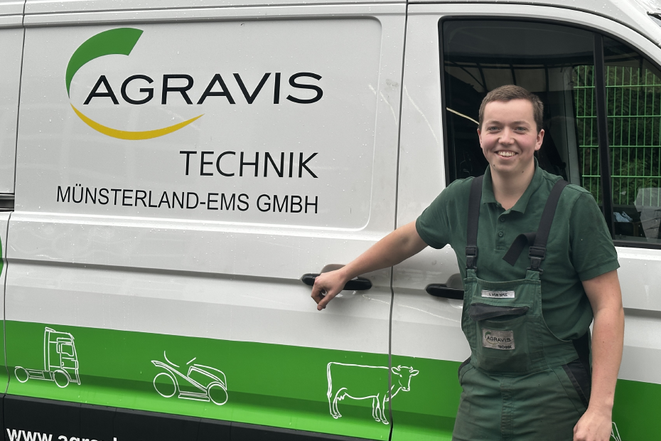 Azubi Immanuel vor Servicewagen der AGRAVIS Technik Münsterland-Ems