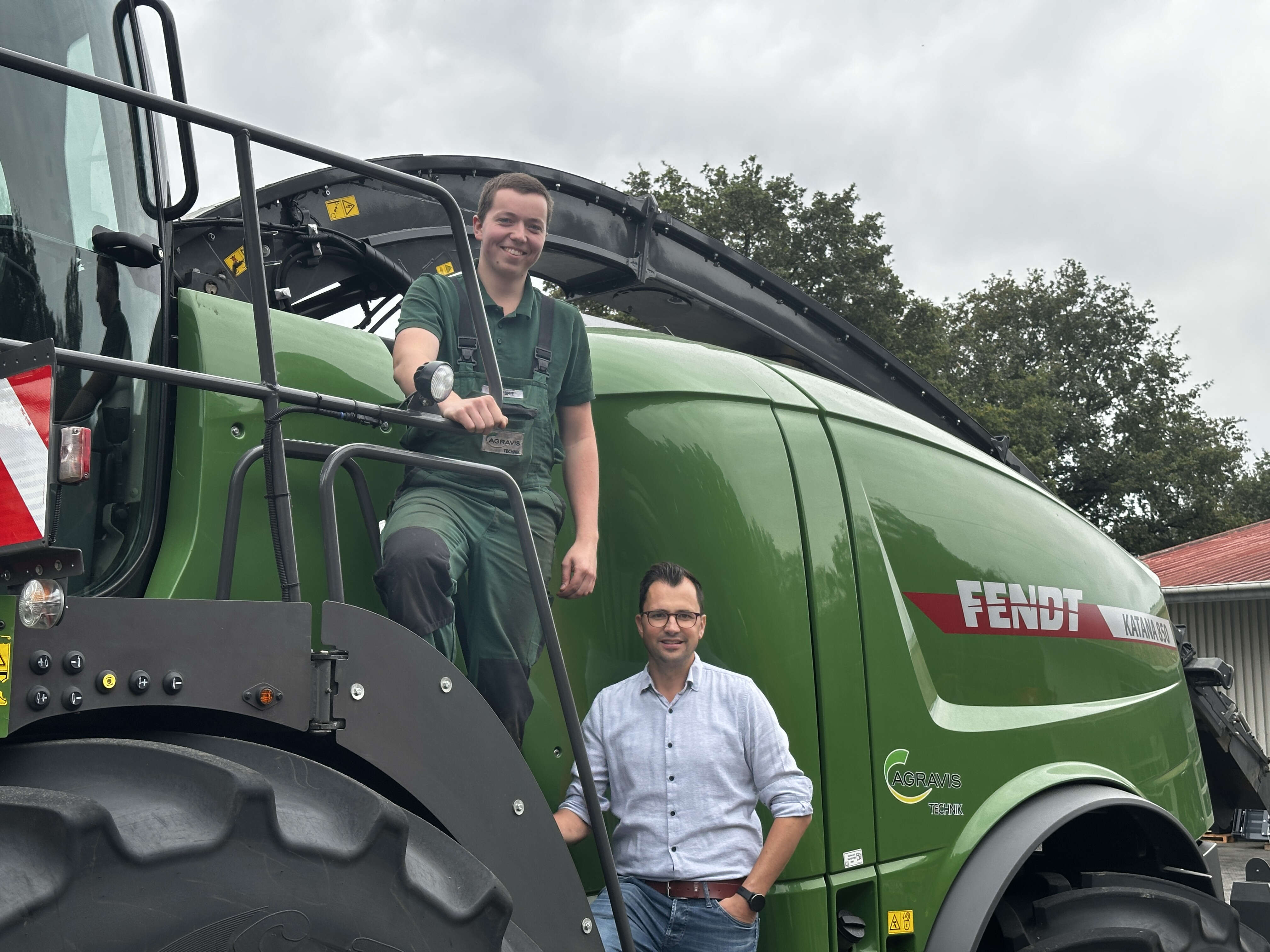 Azubi Immanuel von Spee und Betriebsleiter Andreas Westers vor Fendt