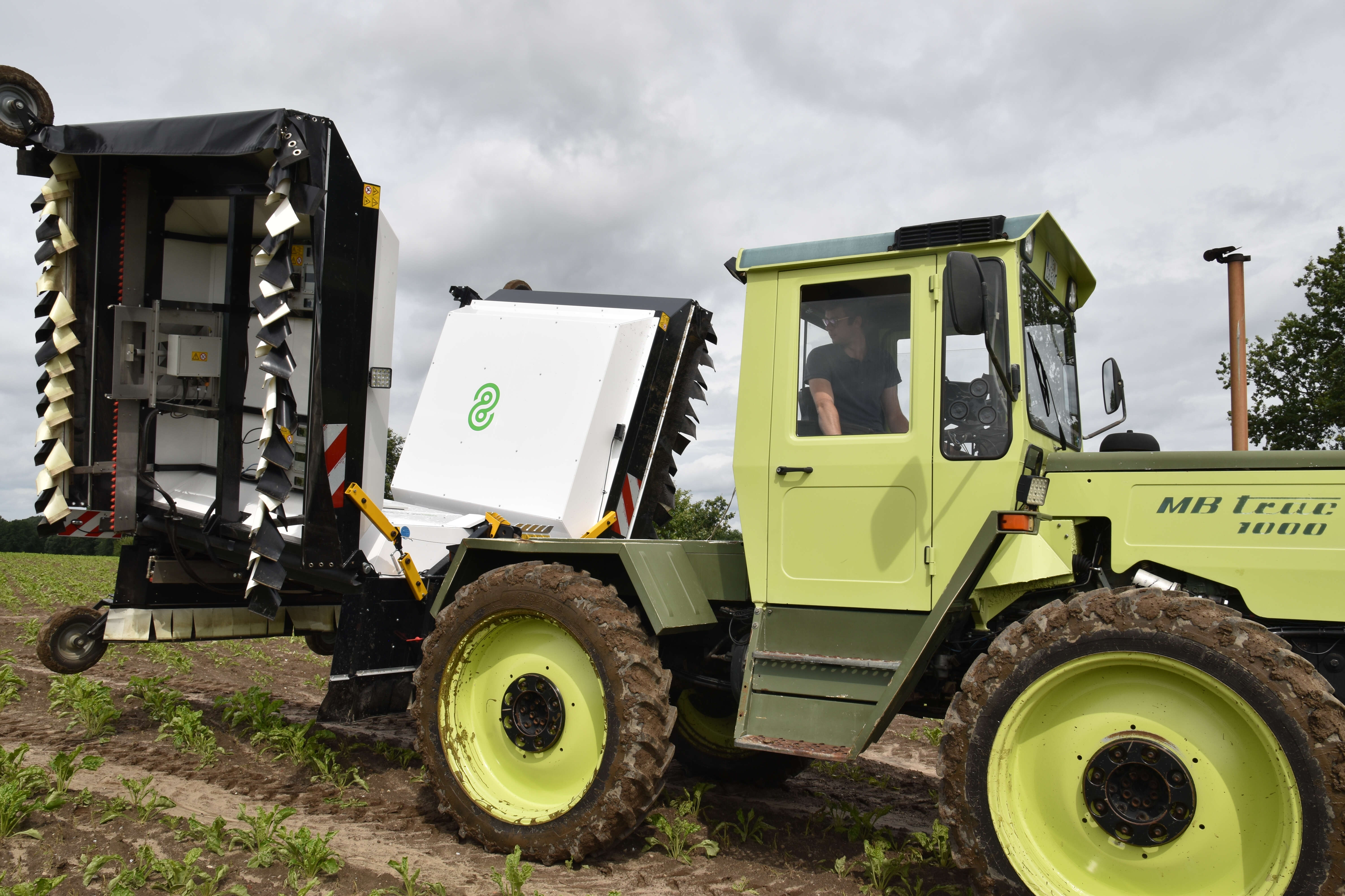 MB Trac 1000 mit Sprayer Ara von ecorobotix