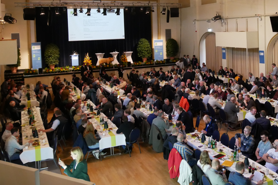 Blick auf Publikum und Bühne beim DBV-Veredelungstag 2025