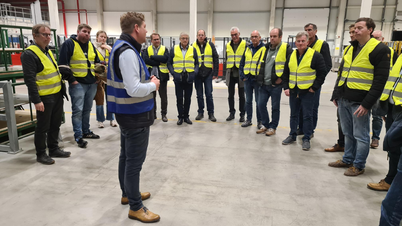 Rundgang mit den Gästen durchs Distributionszentrum