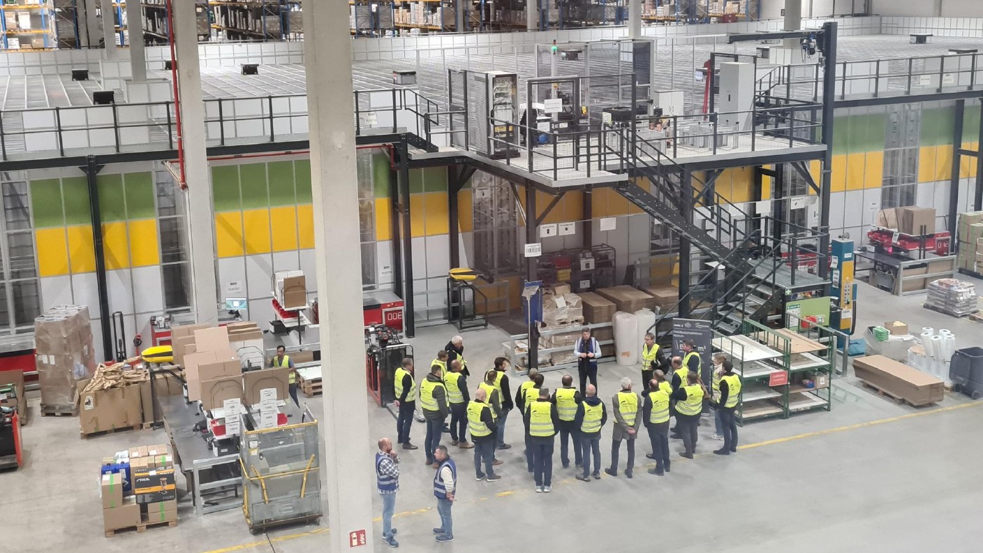 Rundgang mit den Gästen durchs Distributionszentrum