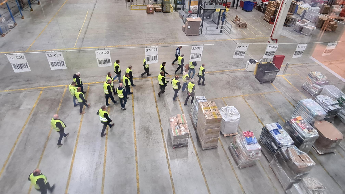 Rundgang mit den Gästen durchs Distributionszentrum