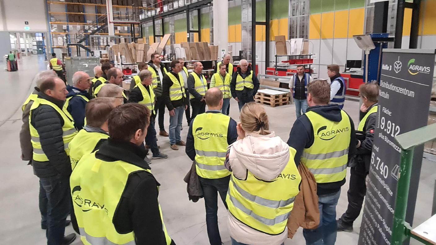 Rundgang mit den Gästen durchs Distributionszentrum