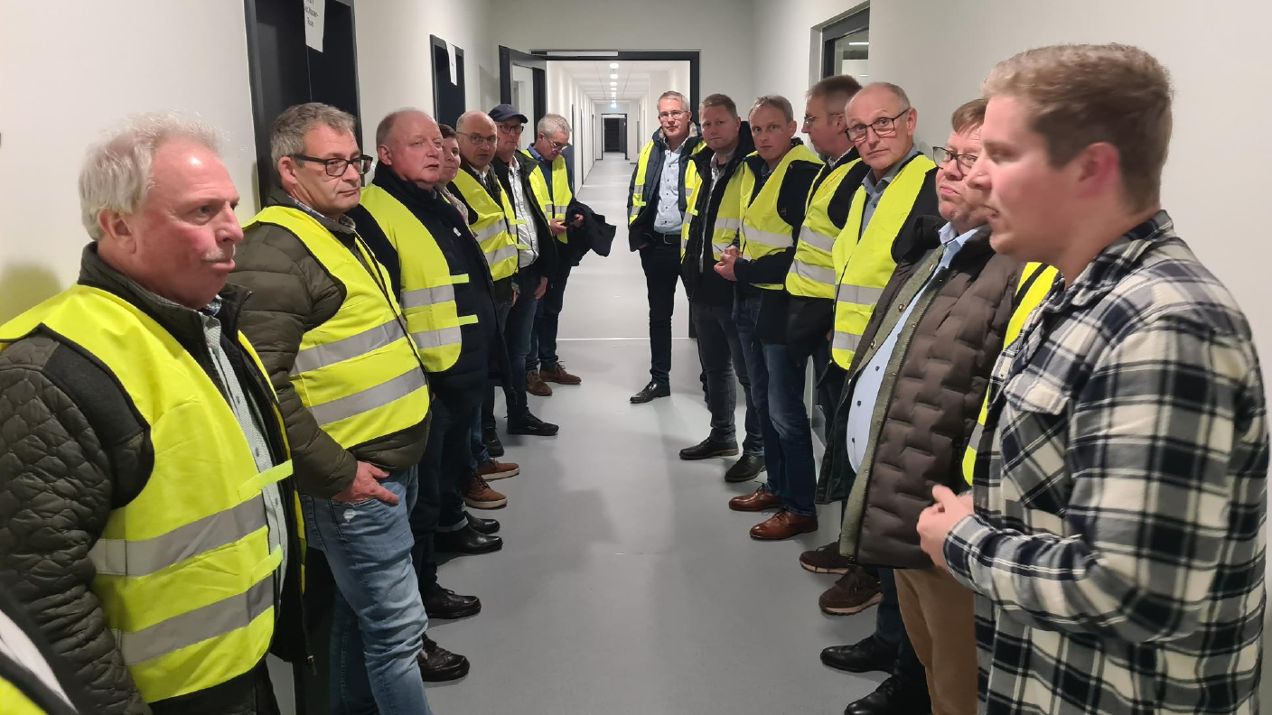 Rundgang mit den Gästen durchs Distributionszentrum