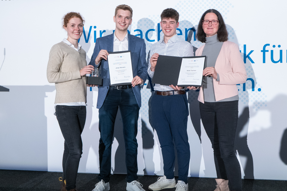 Azubis mit Ausbildungsleiterin und HR-Vertreterin bei Preisverleihung