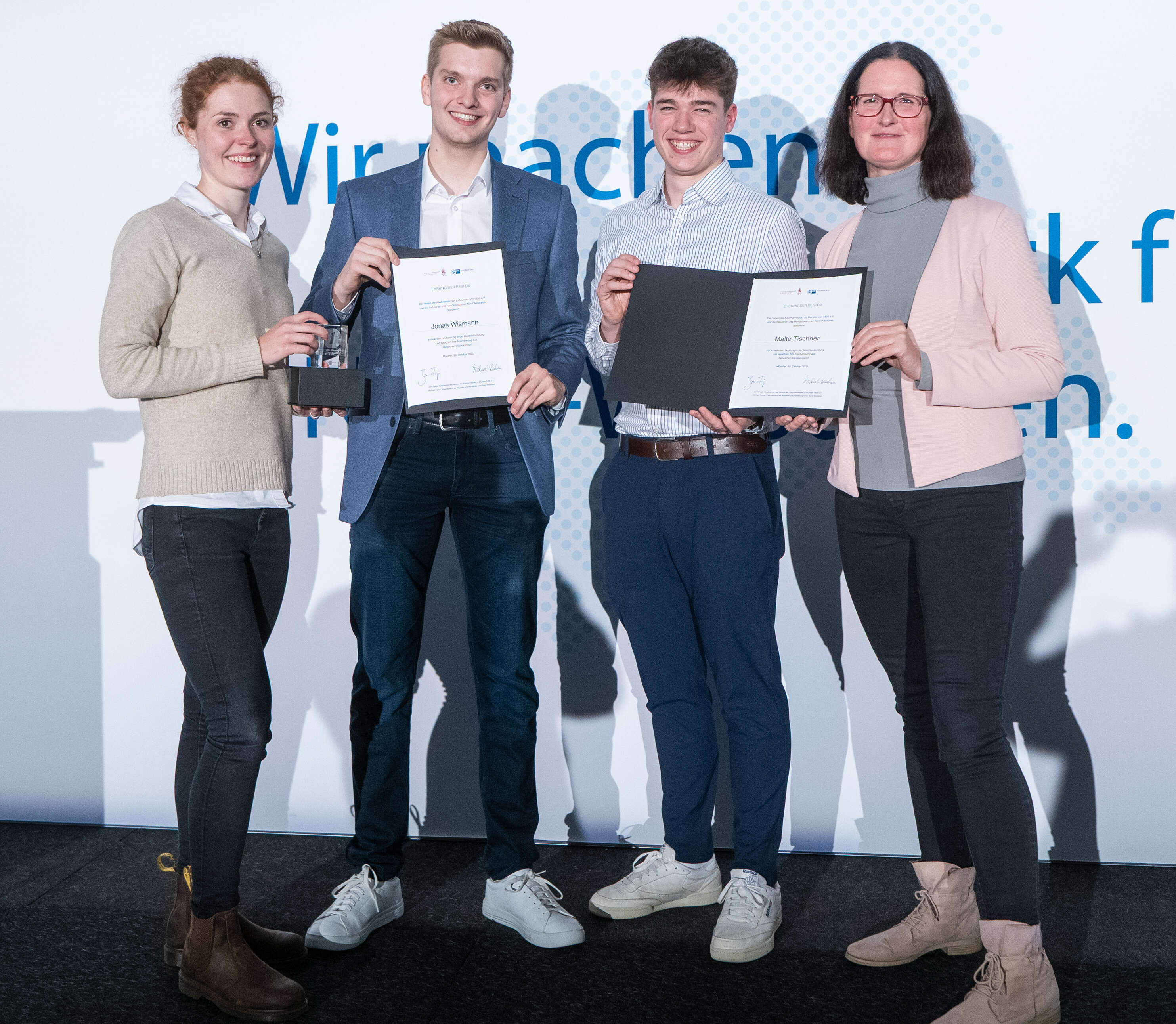 Azubis mit Ausbildungsleiterin und HR-Vertreterin bei Preisverleihung