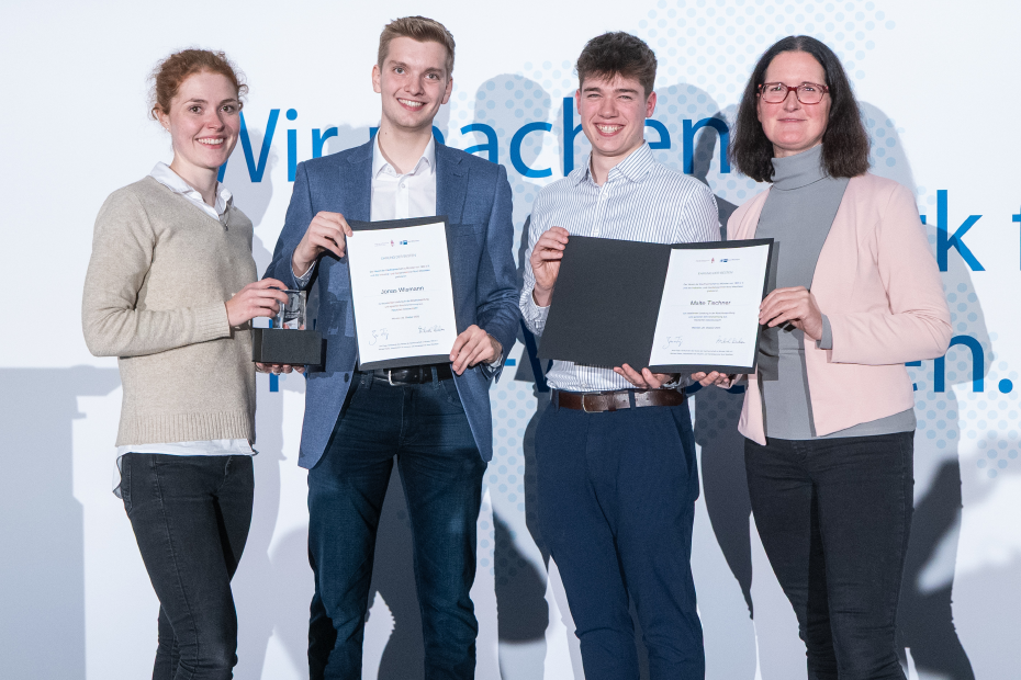 Azubis mit Ausbildungsleiterin und HR-Vertreterin bei Preisverleihung
